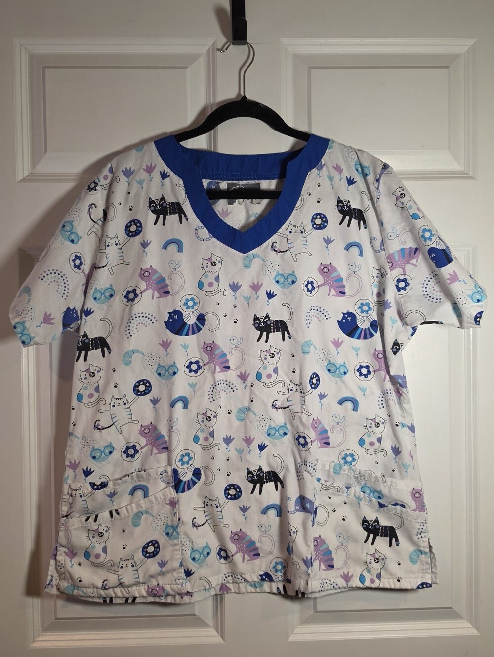 Butter-Soft Cat Print Scrub Top in White & Blue L